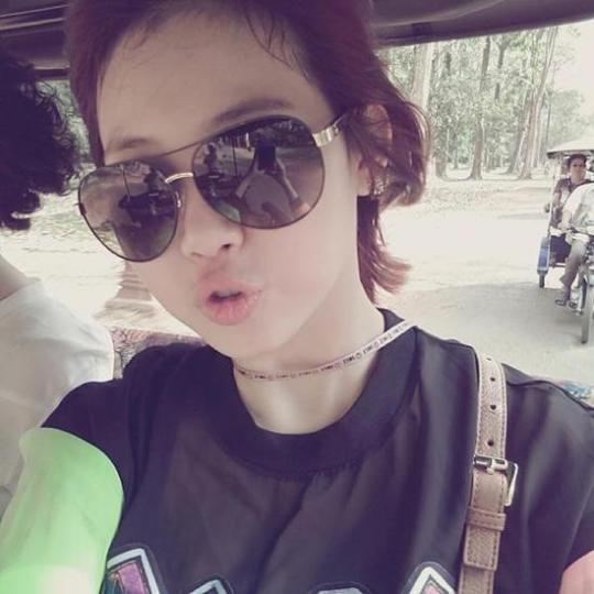 Girls Day’s Yura takes a picture in Cambodia | Daily K Pop News