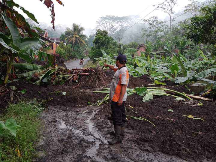 Warga Trenggalek Harus Melewati jalur Alternatif karena Jalan Utama Kampak - Watulimo Tertimbun Longsor