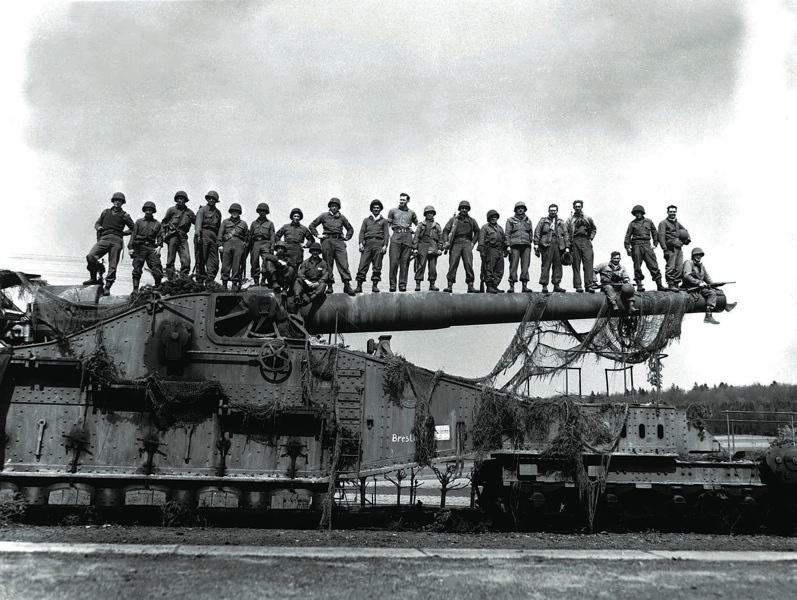 Pasukan Nazi berdiri diatas laras meriam Gustav