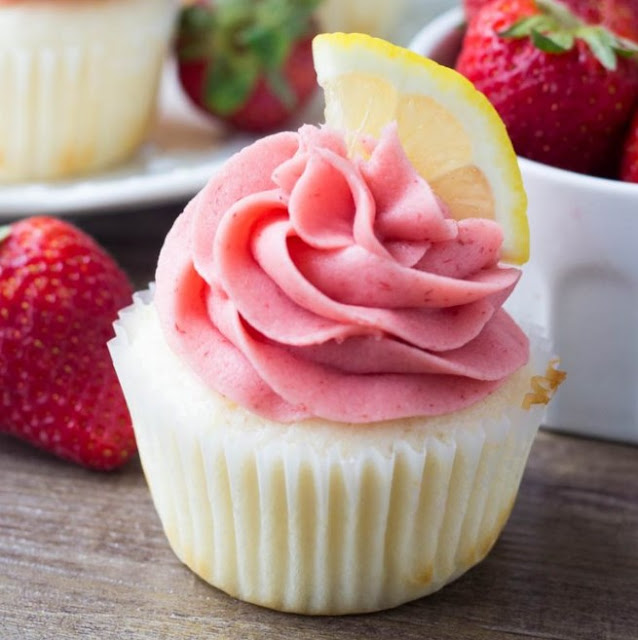 Strawberry Lemonade Cupcakes #summer #desserts