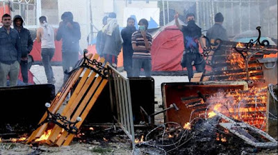 Εξέγερση λαθρομεταναστών στη Λέσβο – Πετροπόλεμος, δακρυγόνα, σπάνε τα αυτοκίνητα των πολιτών  