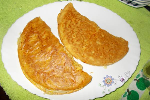 Falso pão de queijo de frigideira com farinha de linhaça recheado com queijo Falso pão de queijo de frigideira com farinha de linhaça recheado com queijo