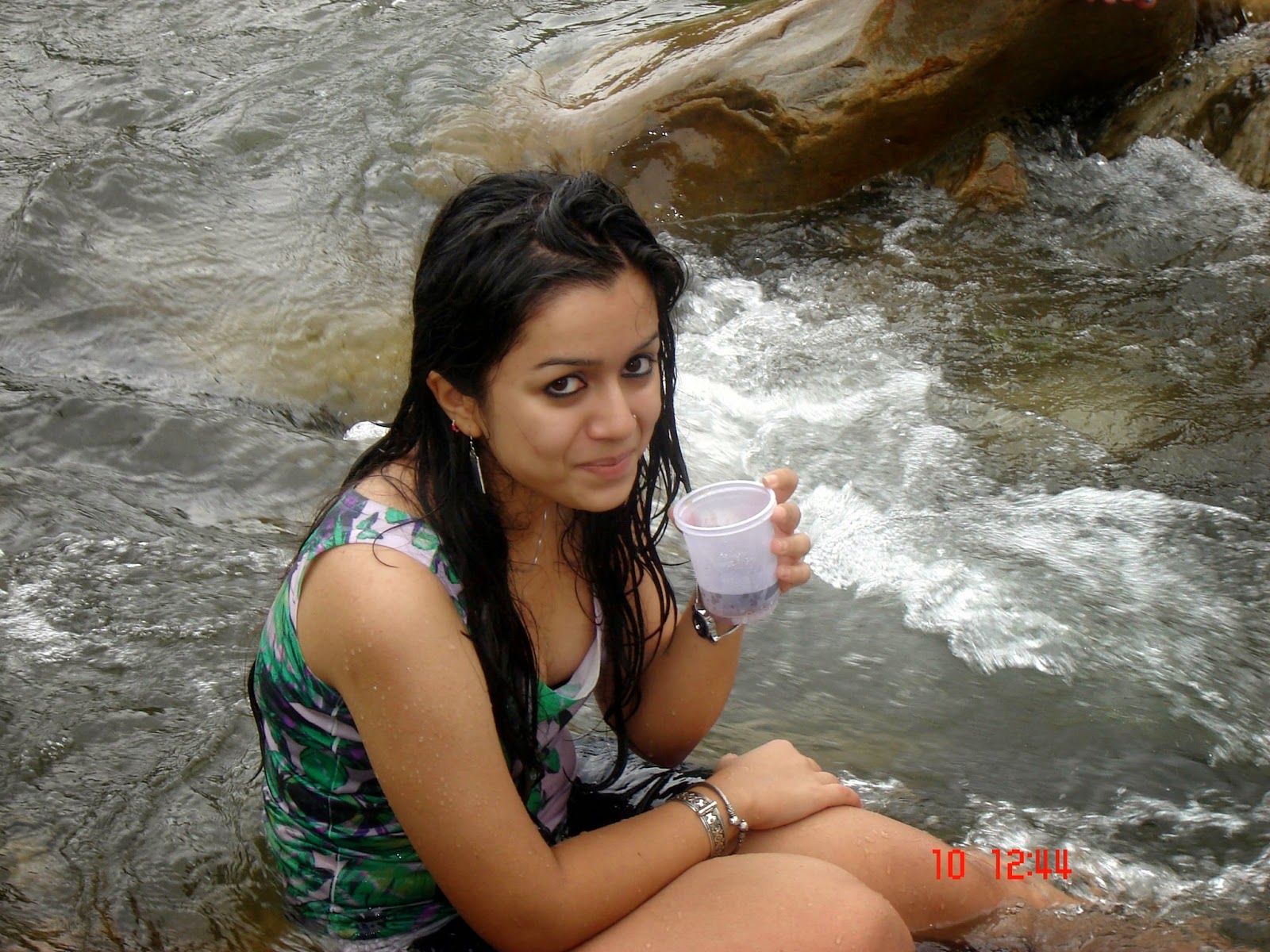 Indian Hot Tourist Girls Group Bathing In River Photos -9352