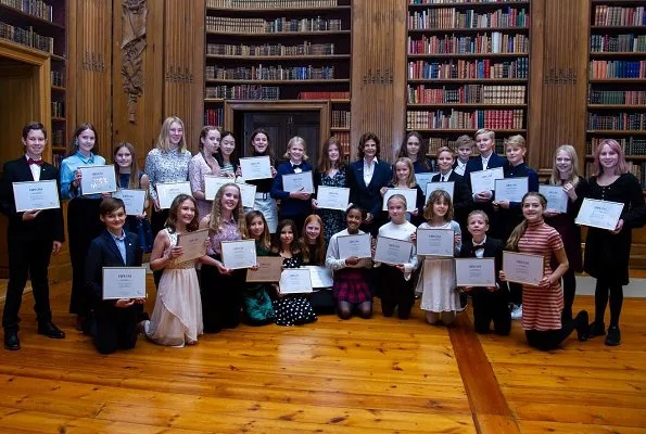 Queen Silvia presented Mayflower 2018 diplomas to 6th-8th grade students of Adolf Fredrik Music School who have collected the highest amount donation