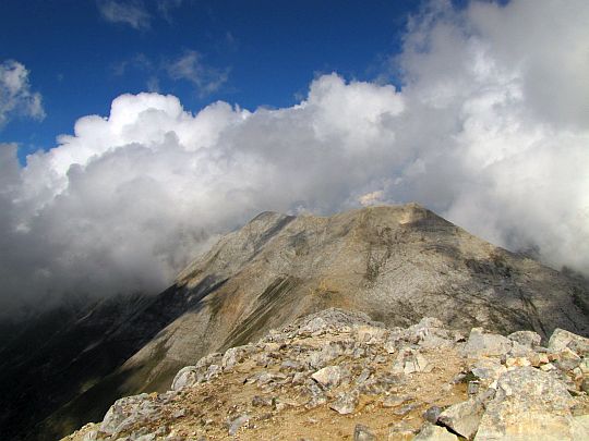 Kuteło (bułg. Кутело; 2908 m n.p.m.), a dalej grań Konczeto widziane z Wichren.