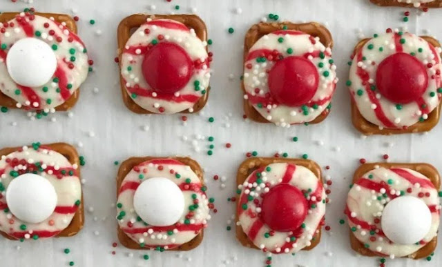 Peppermint Bark Pretzel Bites #desserts #recipes