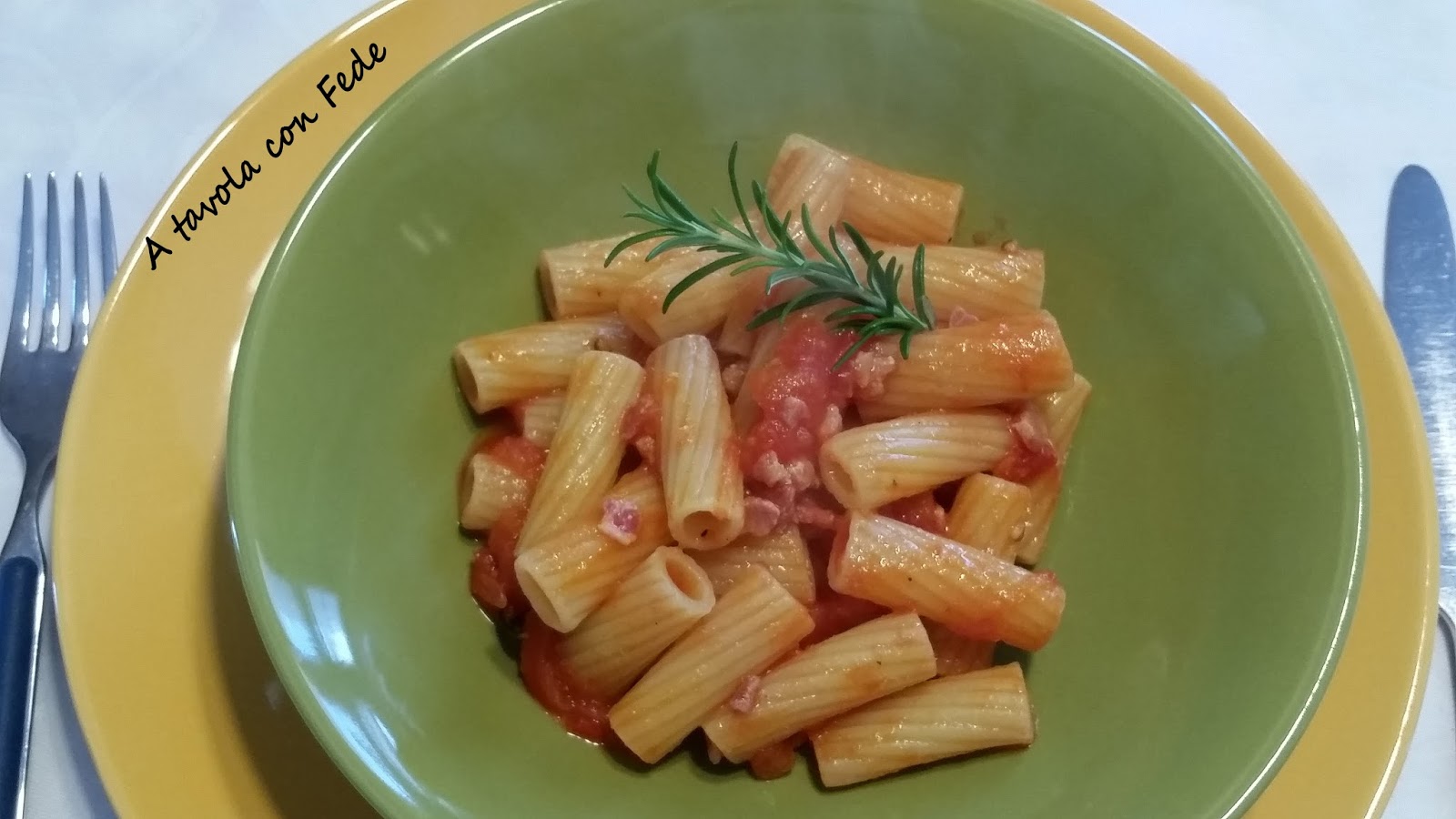 Pasta al sugo con pancetta affumicata. Una quasi amatriciana. A