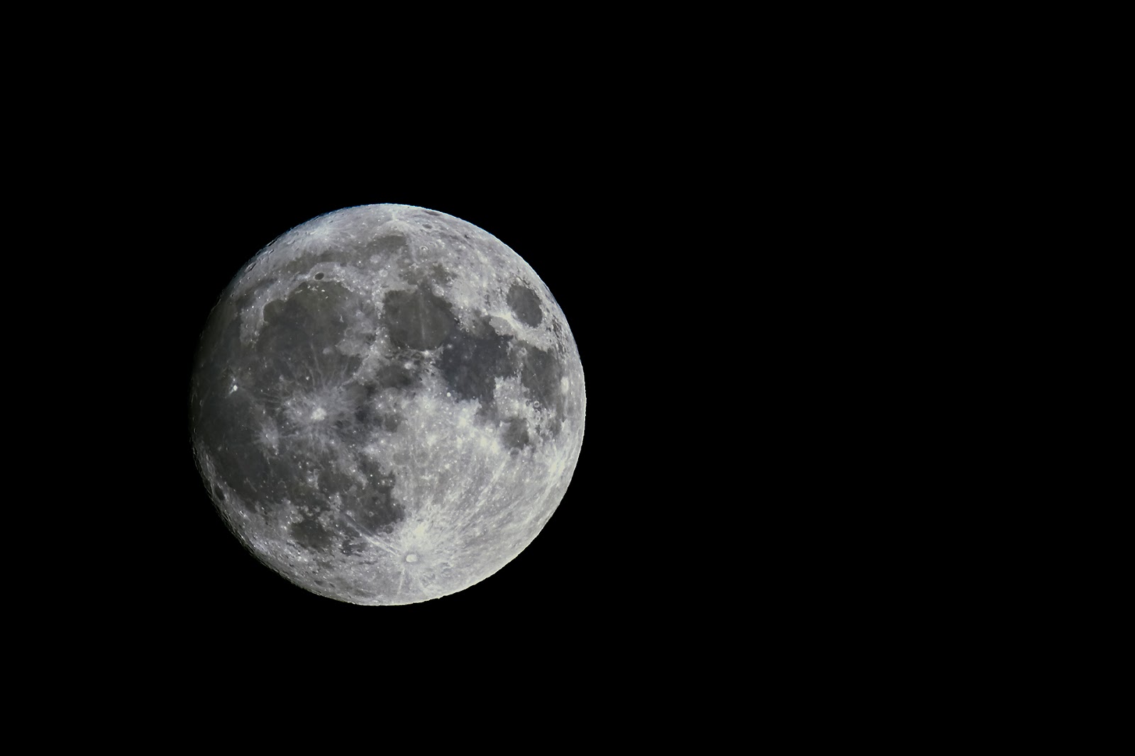 4 июль луна. Луна близко к земле. Луна 13 июля. 2007. Gibbous moon.