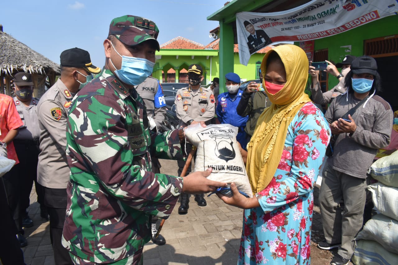 Peduli Banjir Rob di Demak, Dandim Bersama Forkopimda Bagikan 5.275 Ton