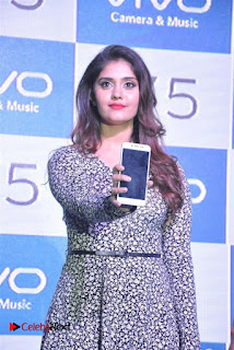 Actress Surabhi & Pooja Sree Launches Vivo Global’s V5 Smartphone  0004