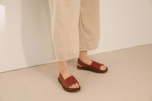 小節休息,手工寬版真皮涼鞋