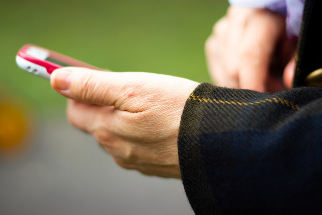 Smartphone in einer Hand