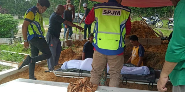 Anak Tertawa Saat Makamkan Ibu, Tetiba Berubah Saat Buka Kafan Penutup Wajahnya