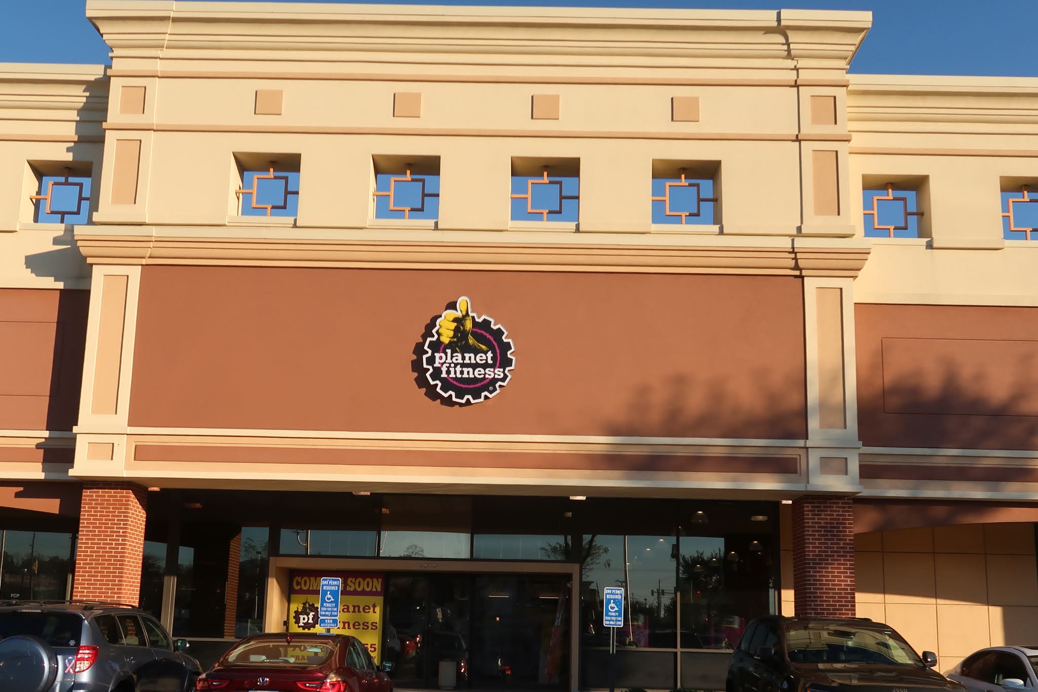 the Annandale Blog: Planet Fitness reopens in new location in Seven Corners