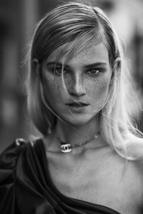 As belas modelos com sardas na fotografia de Agata Serge Agata Serge 500px arte fotografia fashion mulheres modelos sardas beleza preto e branco