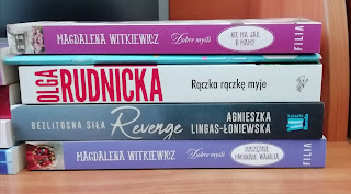 Nowości wydawnicze w bibliotece, m.in. "Szczęście pachnące wanilią" Magdaleny Witkiewicz i "Rączka rączkę myje" Olgi Rudnickiej.