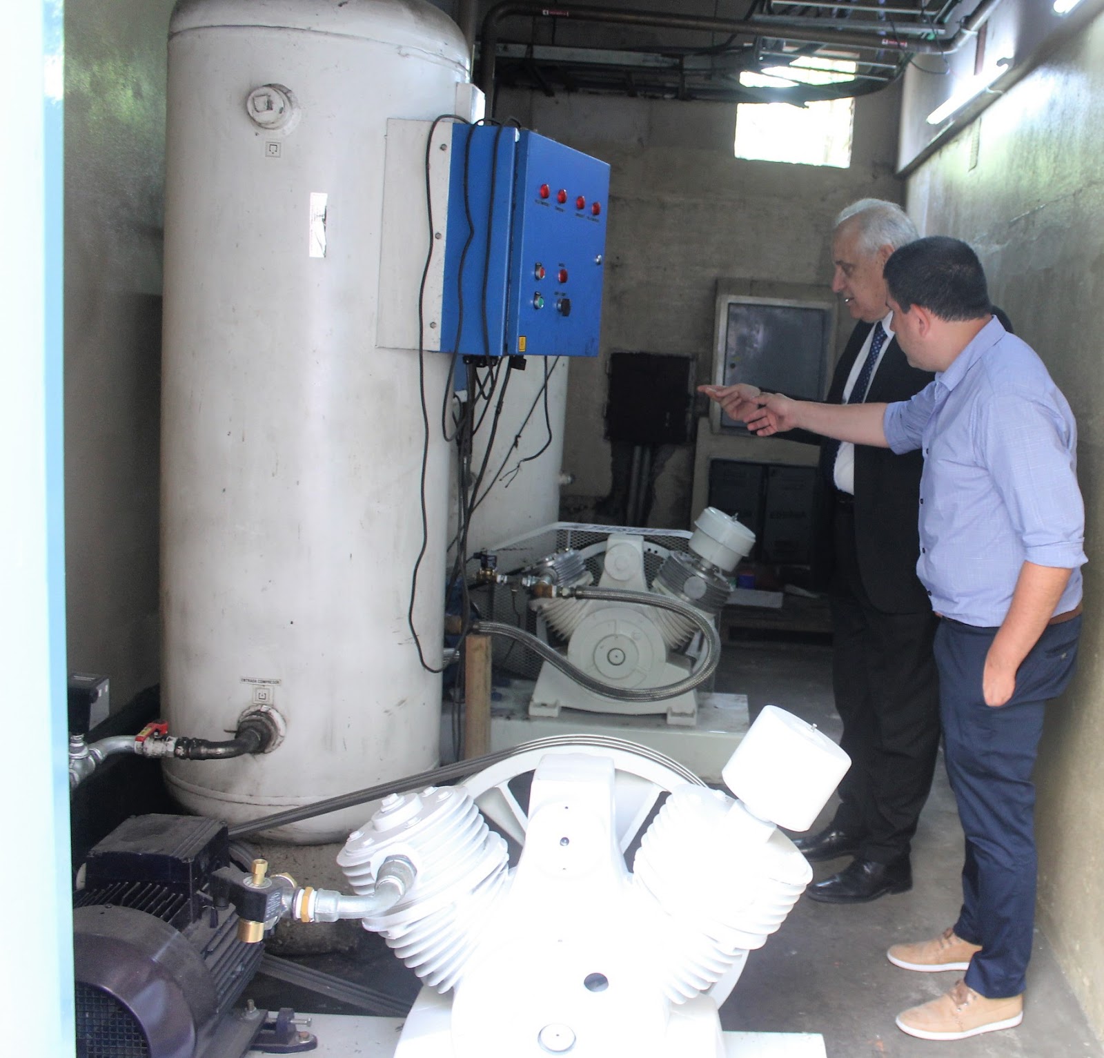 Instalan nuevo compresor de aire comprimido medicinal y recambiaron