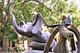 Horton el Elefante y Thidwick the Big-Hearted Moose en el Jardín del Dr. Seuss