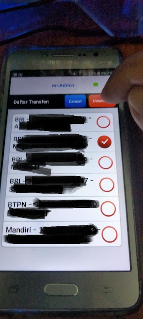 Pada daftar rekening yang dulu pernah kita gunakan, pilih nomer rekening yang akan dihapus, kemudian tekan tombol delete pada pojok kanan atas aplikasi mobile banking BCA