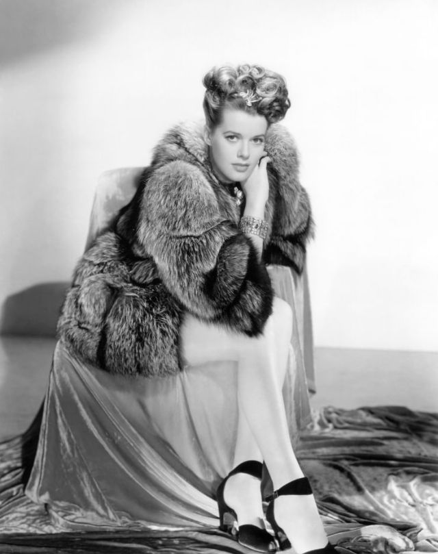 40 Glamorous Photos Of Janis Paige In The 1940s Vintage Everyday
