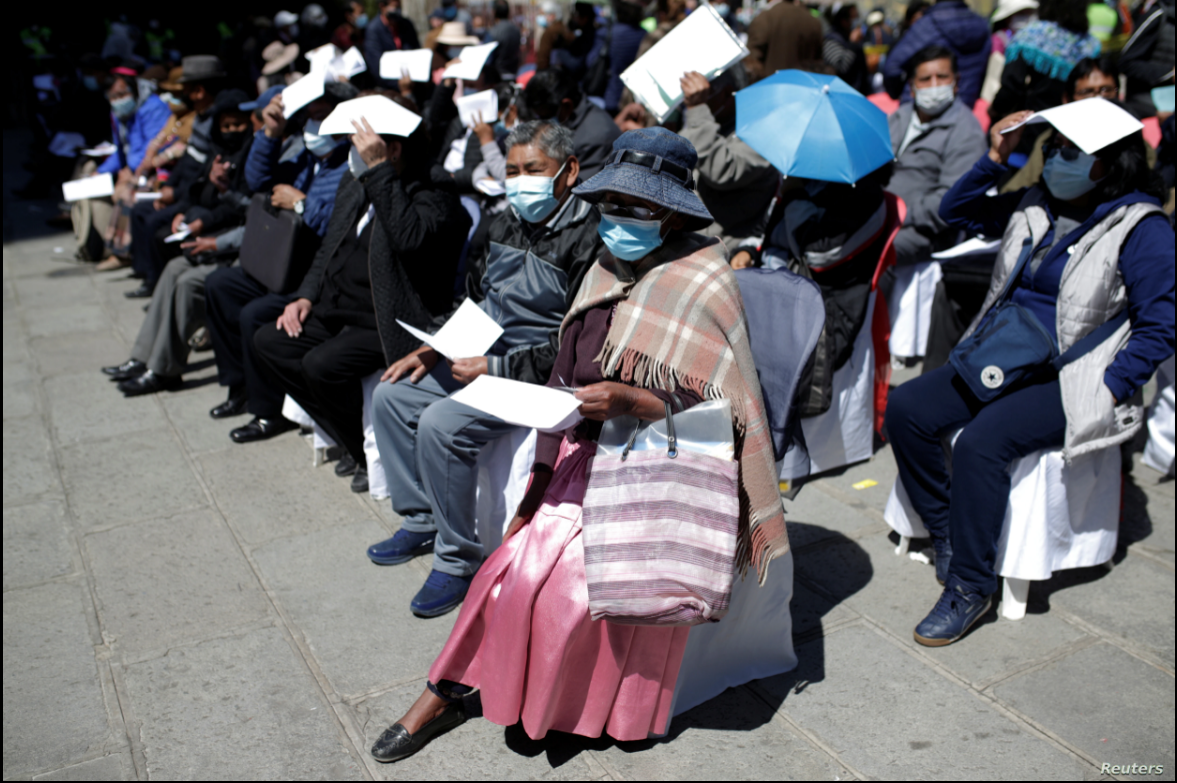Un grupo de personas espera para recibir una dosis de la vacuna Sputnik V contra COVID-19 en La Paz, Bolivia, el 27 de abril de 2021 / REUTERS