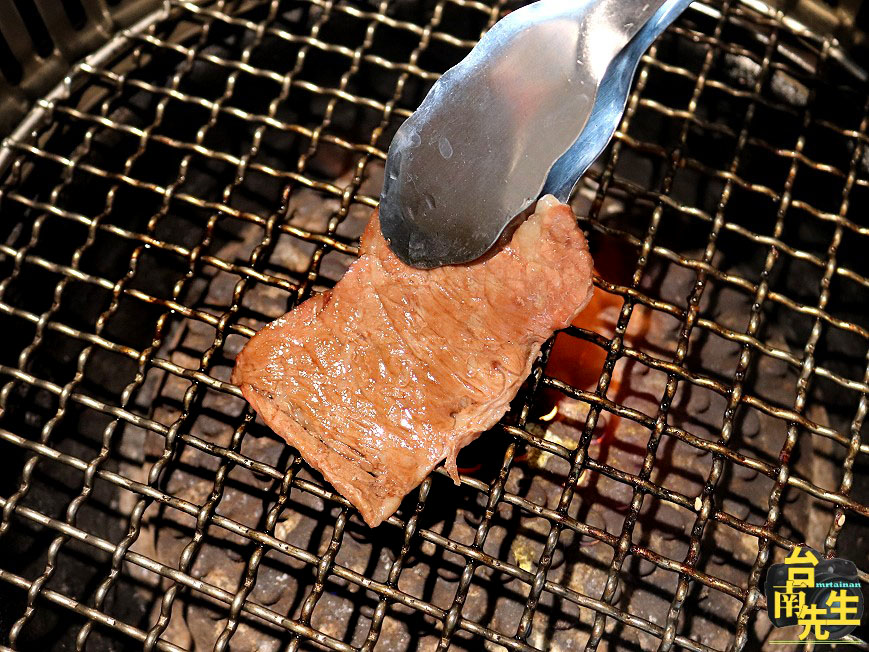 台南火烤兩吃吃到飽/帝王蟹+和牛吃飽吃滿/70多種海陸食材任你點/coldstone冰淇淋+鴨血豆腐+飲品無限享用/加價還有啤酒+調酒喝到飽/無煙炭烤不會全身油煙味