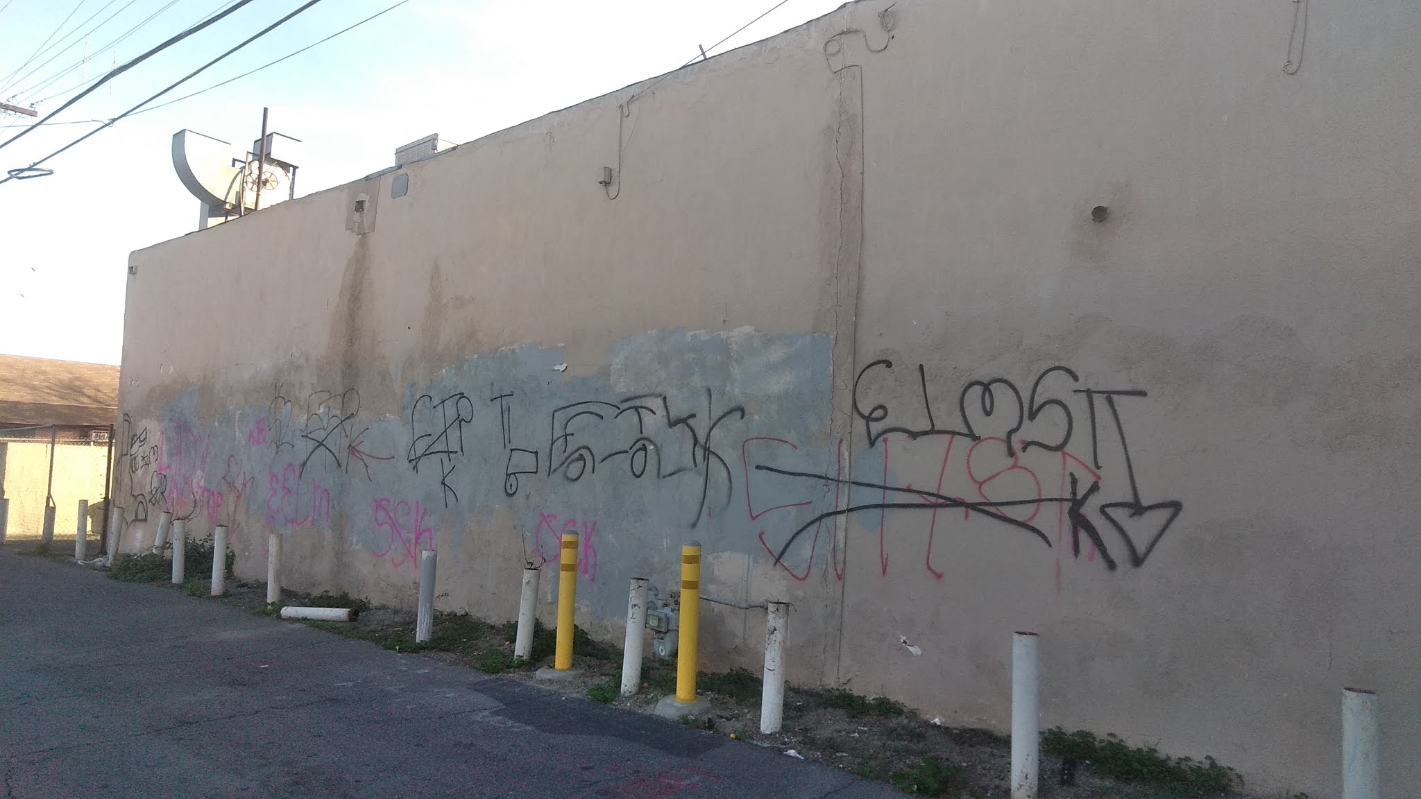 blood gangs graffiti Elm street piru ( ESP , compton )
