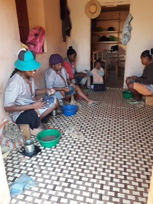 mujeres-malgaches-en-la-fabrica-de-seda-en-madagascar-con-enlacima