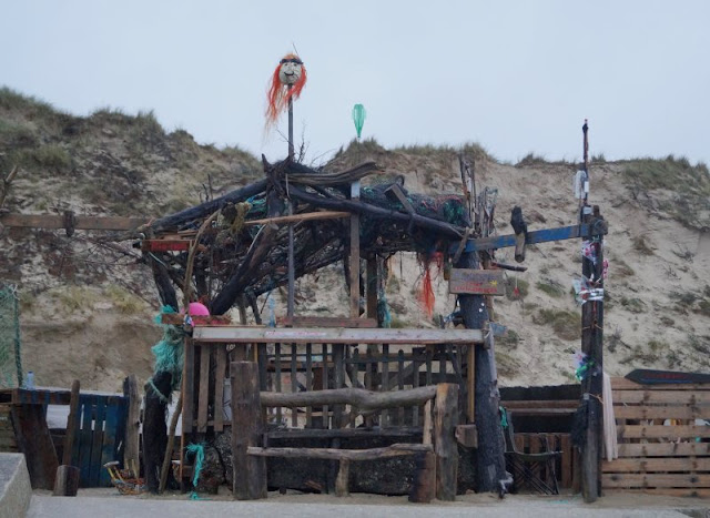 Die Lökken Beachbar: Die coolste Bar der Jammerbucht. Die Lökken Beachbar ist ein ganz besonderer Ort in der dänischen Jammerbucht: Ein phantasievolles Kunstwerk, ein Mahnmal gegen den Müll im Meer und der chilligste Platz für den Sonnenuntergang überhaupt. Auf Küstenkidsunterwegs zeige ich Euch, wo Ihr sie findet und was es damit auf sich hat.