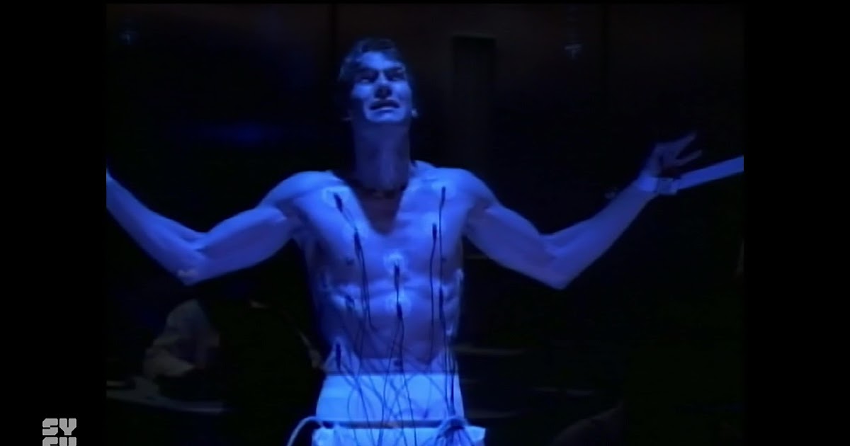ausCAPS: Jerry O'Connell shirtless in Sliders 1-02 "Fever"