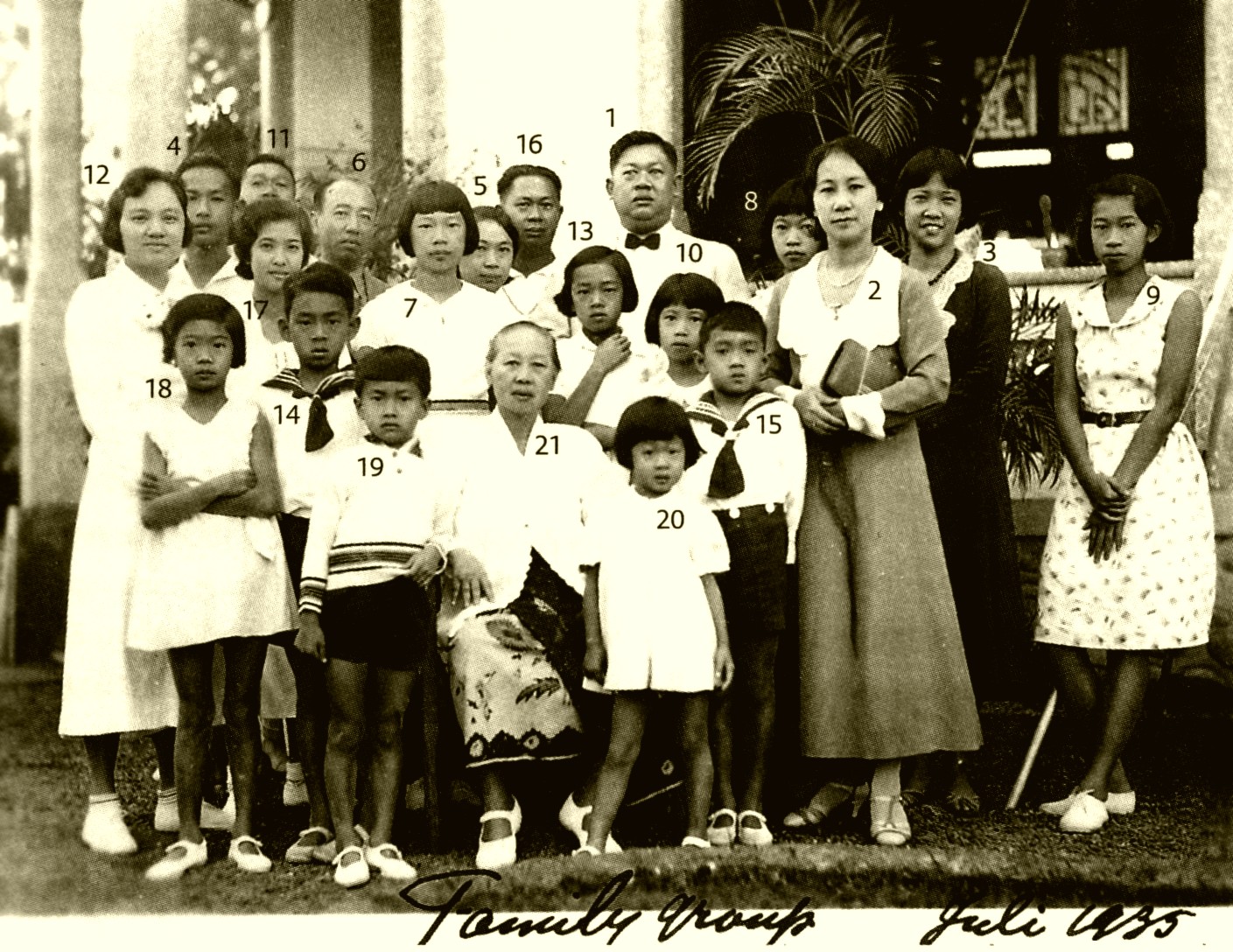 May Khoen Tan // punt-kom: The Kwee Family of Ciledug