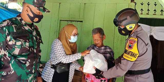 Babinsa Karangsono Koramil 12/Mranggen Dampingi Penyaluran Bantuan 40 Paket Sembako Dari Komunitas Amanah Mranggen