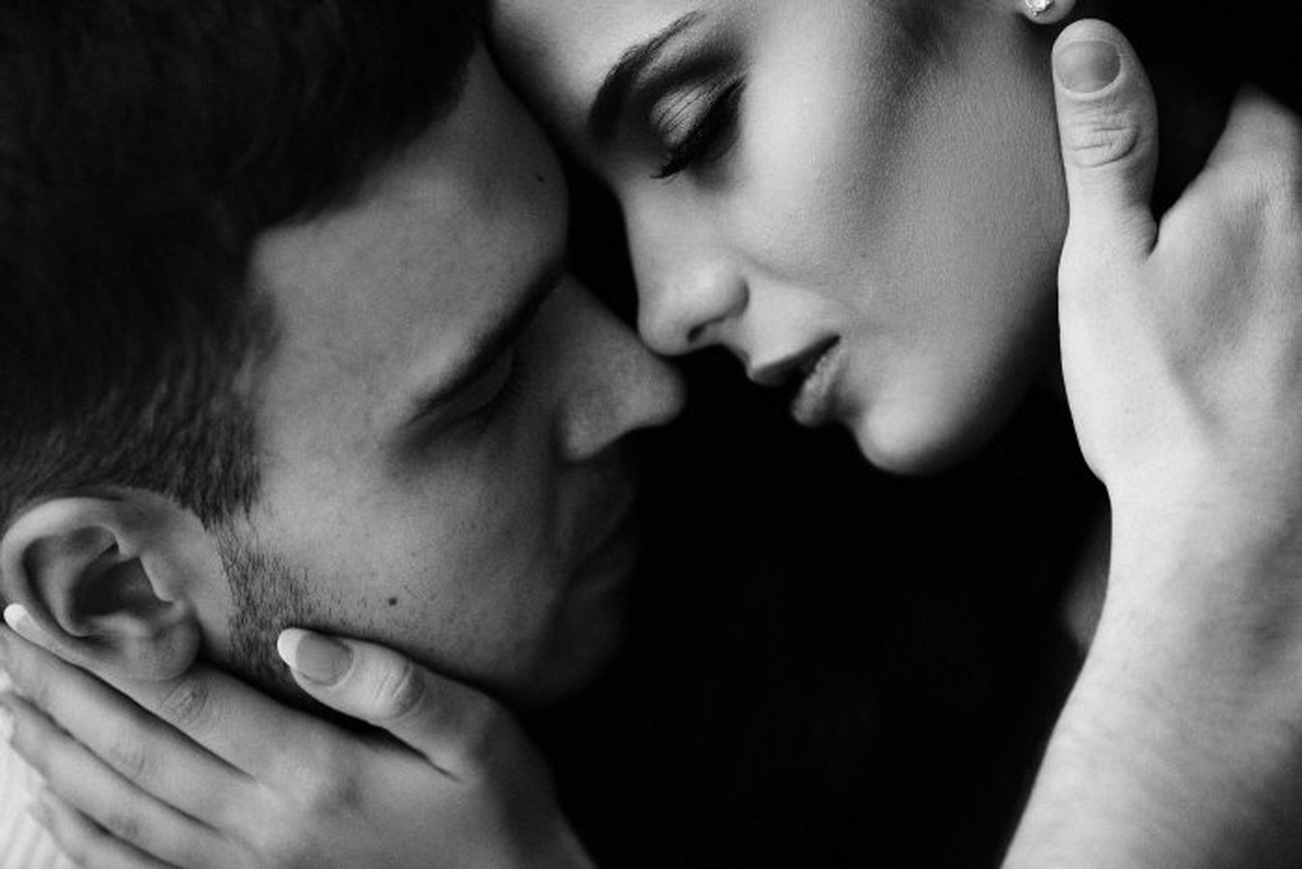 прикосновение к щеке мужчины. ласки тела. чувственная женщина. страстные девушки. мужчина и женщина нежность.