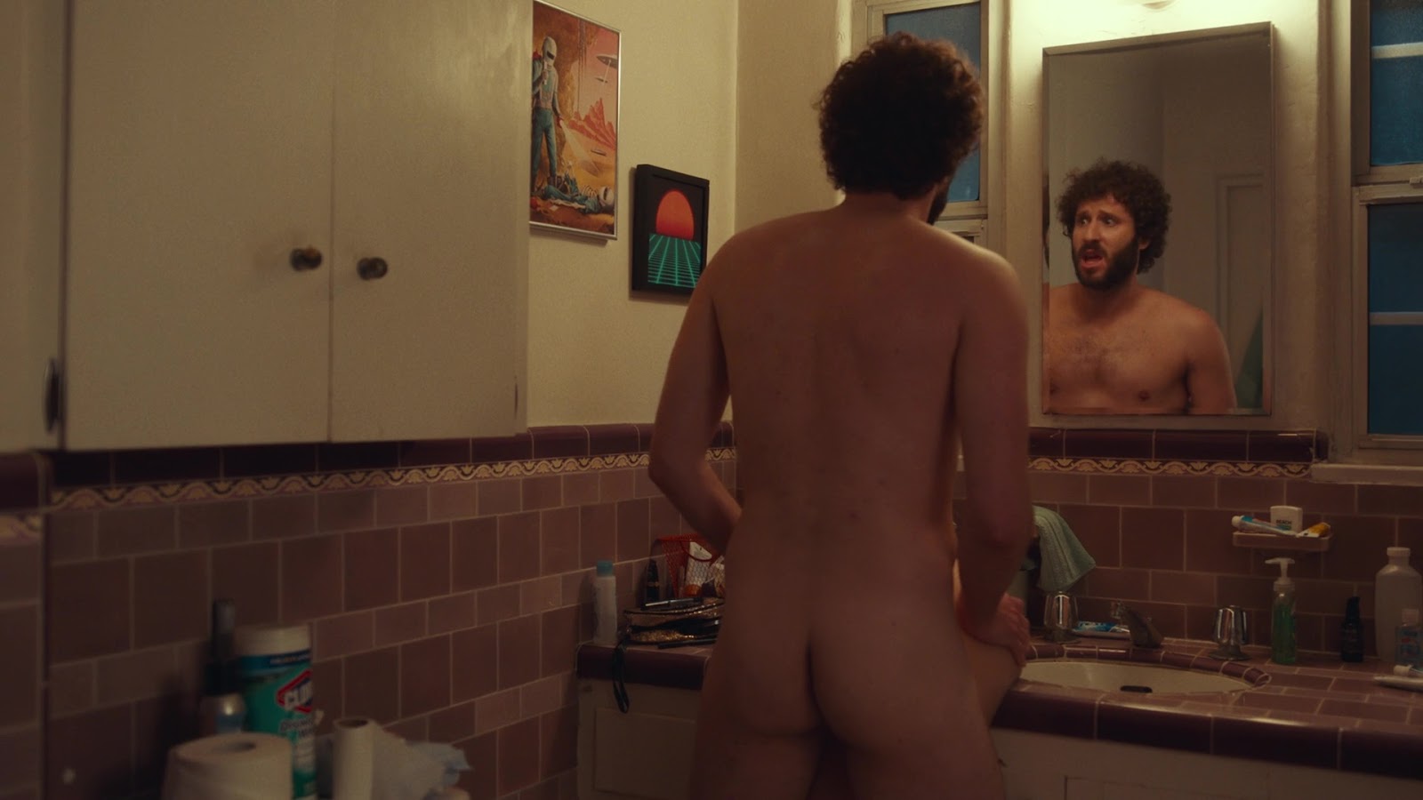 Lil Dicky Mostra Il Sedere.