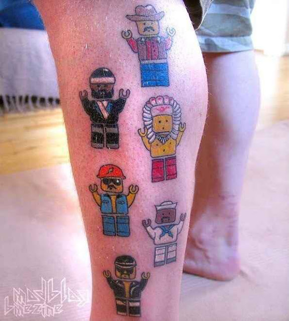 Exemplo de tatuagem com motivo LEGO