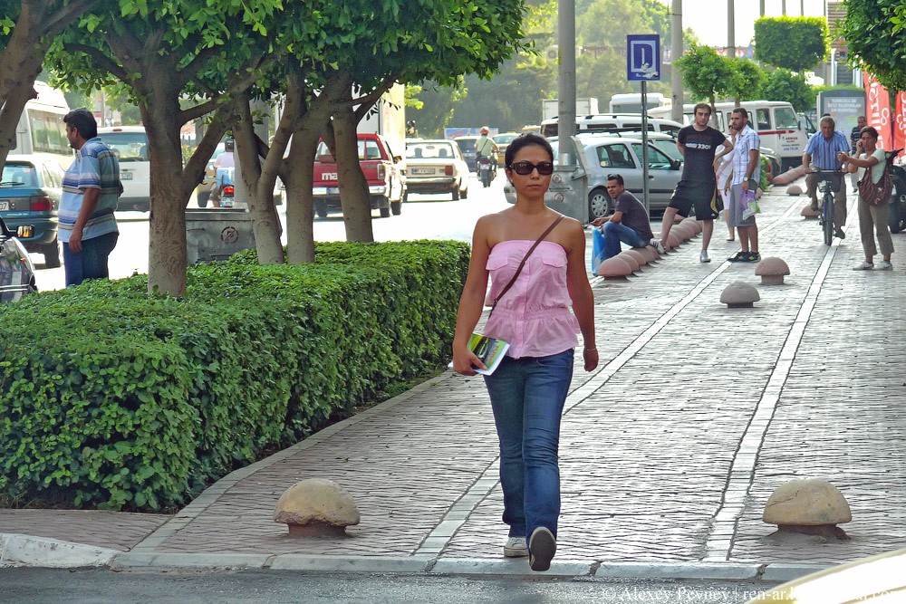 В чем ходить в стамбуле. Турция люди на улице. Турчанки на улицах Стамбула. Турция женщины на улице. Турецкие женщины на улице.