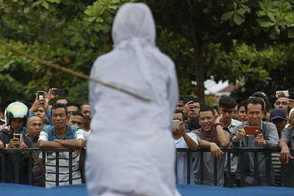 News, Indonesia, World, attack, Women, Mobile, Photo, Brutaly beaten a women in Indonesia 