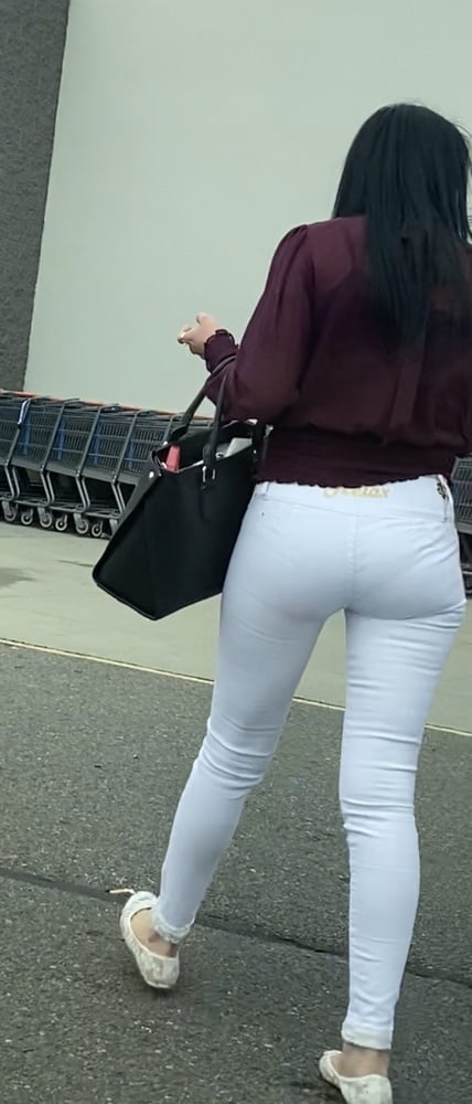 Bonito culito en pantalones ajustados por la calle | Mujeres bellas en