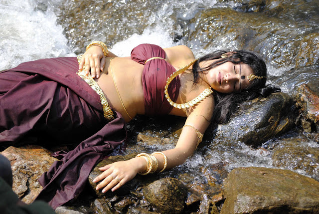 Actress Haripriya Navel Show Photos