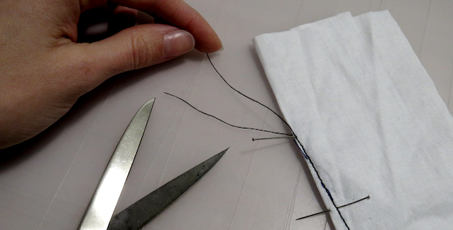 Hilos sobrantes de costura de la punta de pinza