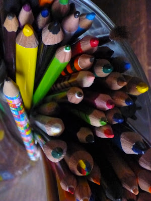 Stifte im Köcher mit Bunt- und Bleistiften