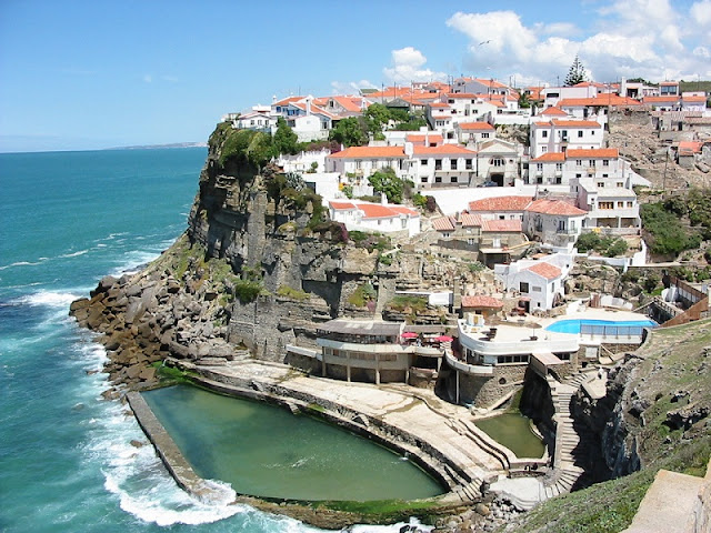Praia de Azenhas do Mar em Sintra Praia de Azenhas do Mar em Sintra