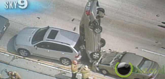 Tabrakan beruntun, satu mobil terdorong ke atas