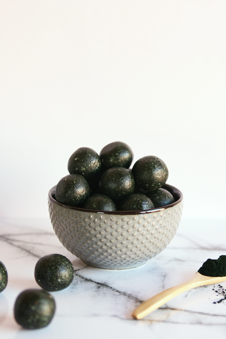 Cinnamon Girl Spirulina Energy Bites