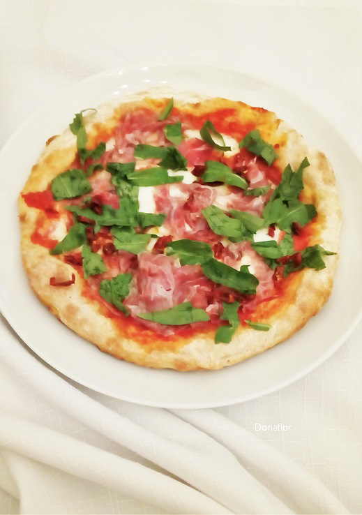 Pizza con capocollo di Martina Franca, pomodori secchi e rucola