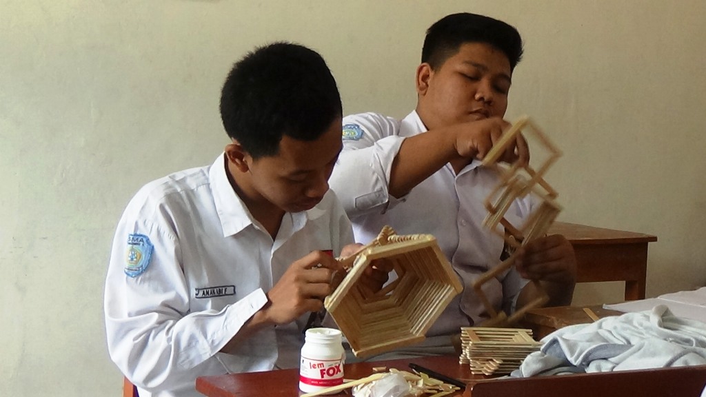 Belajar Membuat Produk Kerajinan Fungsi Hias Dari Bahan Limbah Bersama