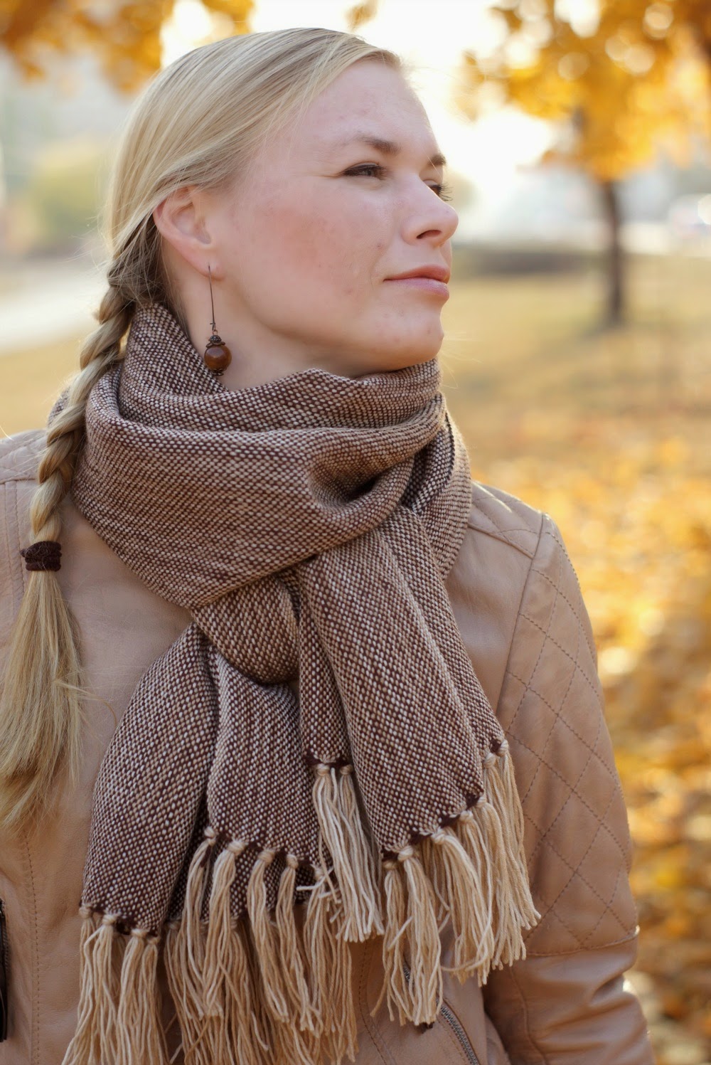 Осенний шарф. Шарфики для осени. Модные шарфы осень. Осенний шарф спицами.