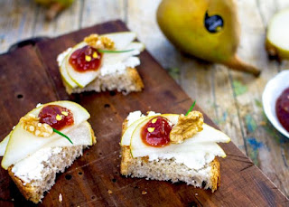 CROSTINI CON MARMELLATA PICCANTE E PERE