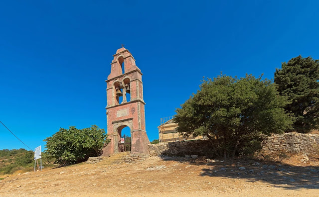 kerkyra-to-chorio-me-tin-apokosmi-atmosfaira-pou-sou-kovei-tin-anasa