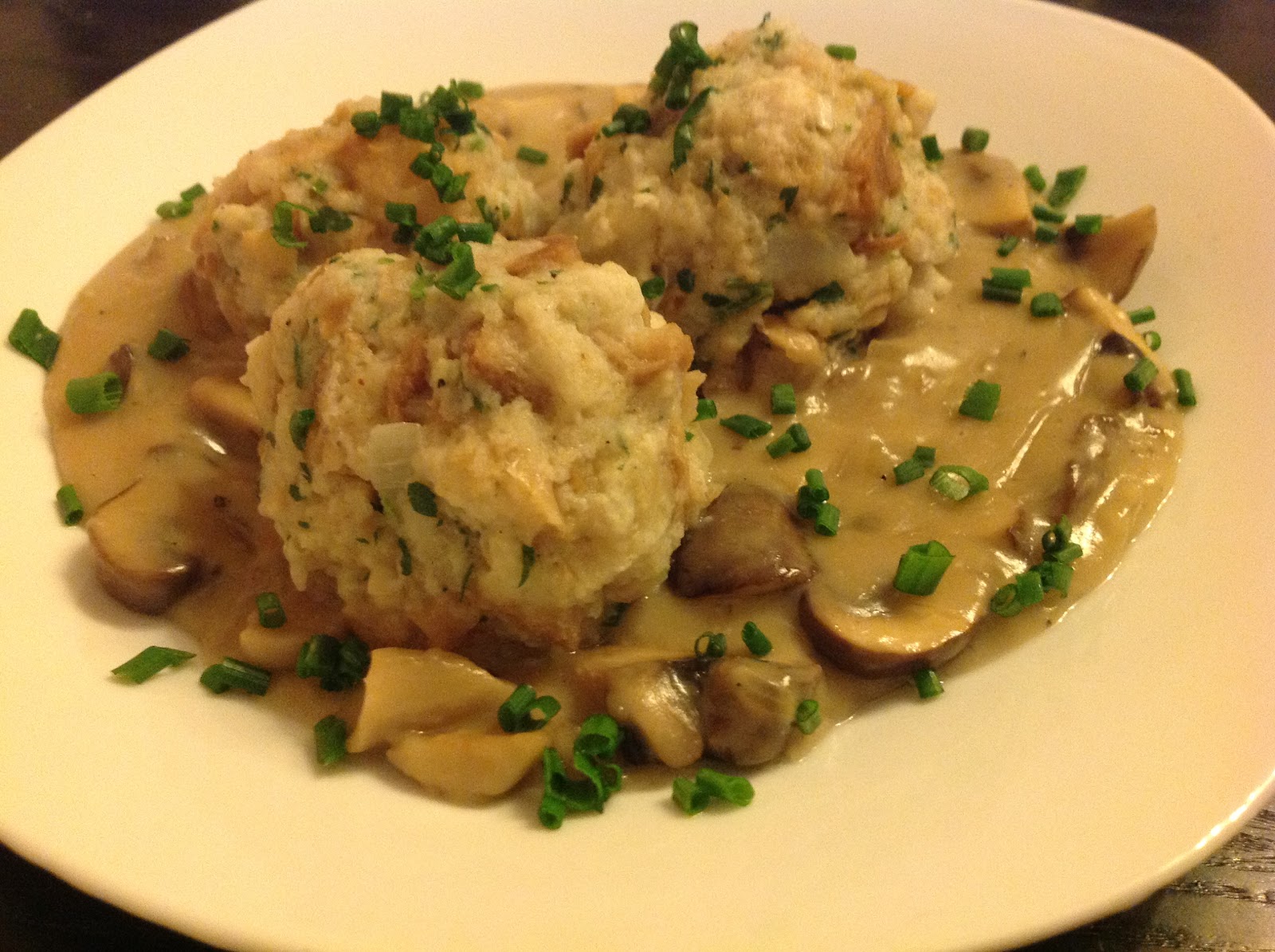Vegan Variety: Semmelknödel mit Pilzrahmsoße